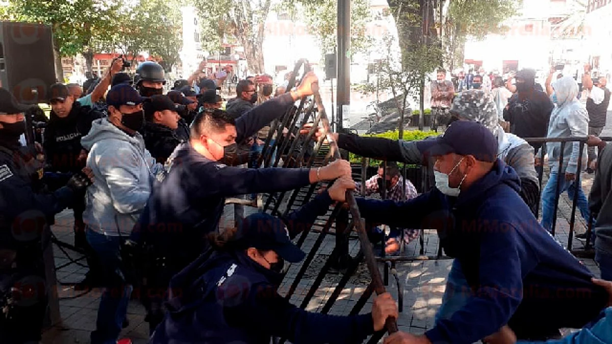 A gritos y empujones, policías y maestros se confrontan en Uruapan