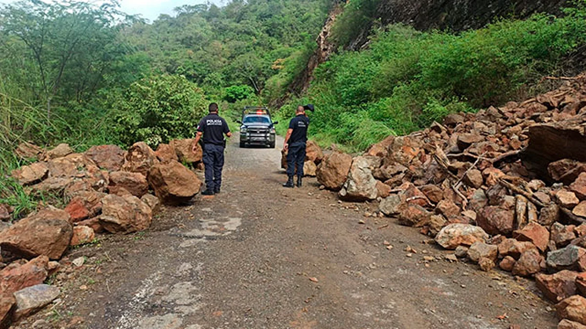 SSP mantiene labores para liberar caminos afectados por el huracán “Rick” en Tumbiscatío