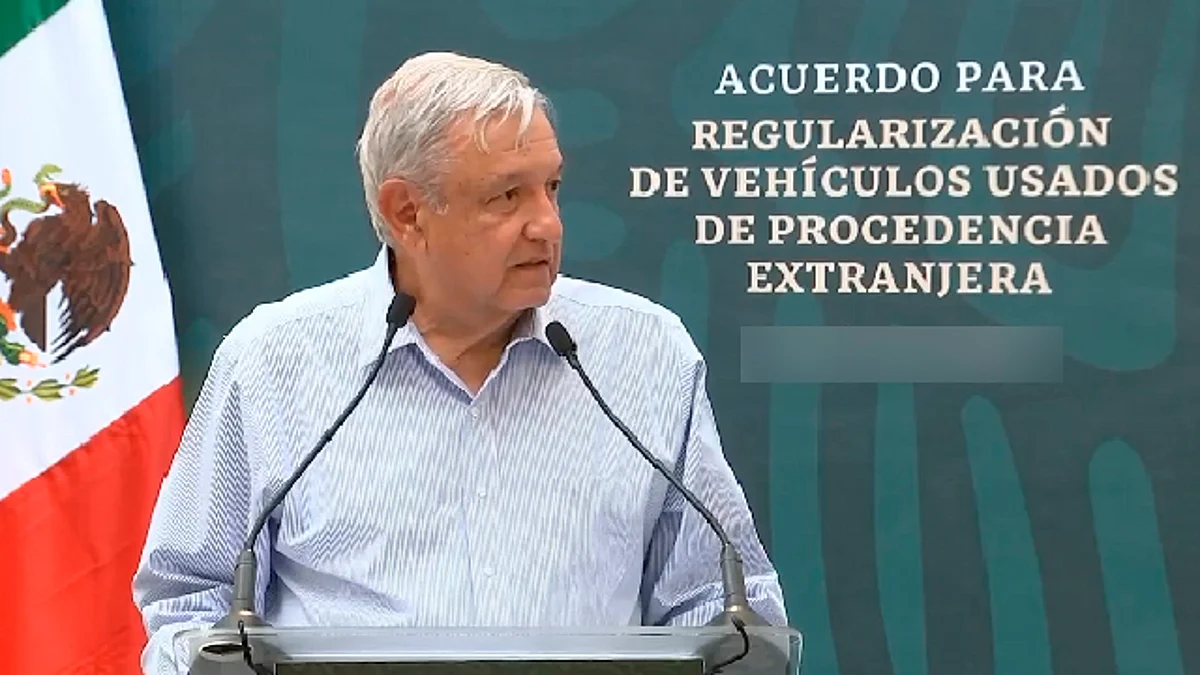 AMLO firma acuerdo para regularizar vehículos “chocolates”