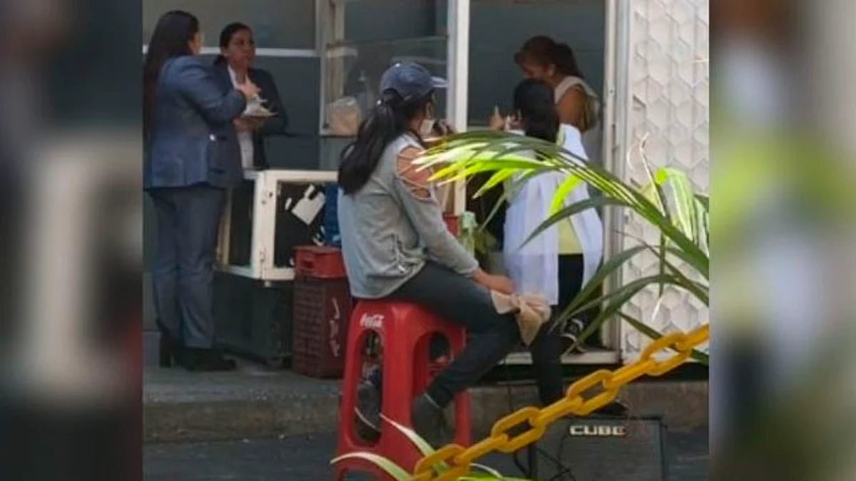 Joven sorprende al cantar La llorona en un puesto de tacos