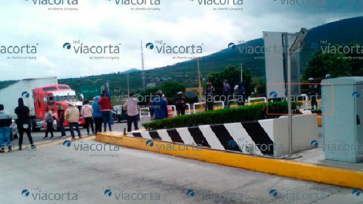 CNTE libera al menos cuatro casetas de peaje en Michoacán