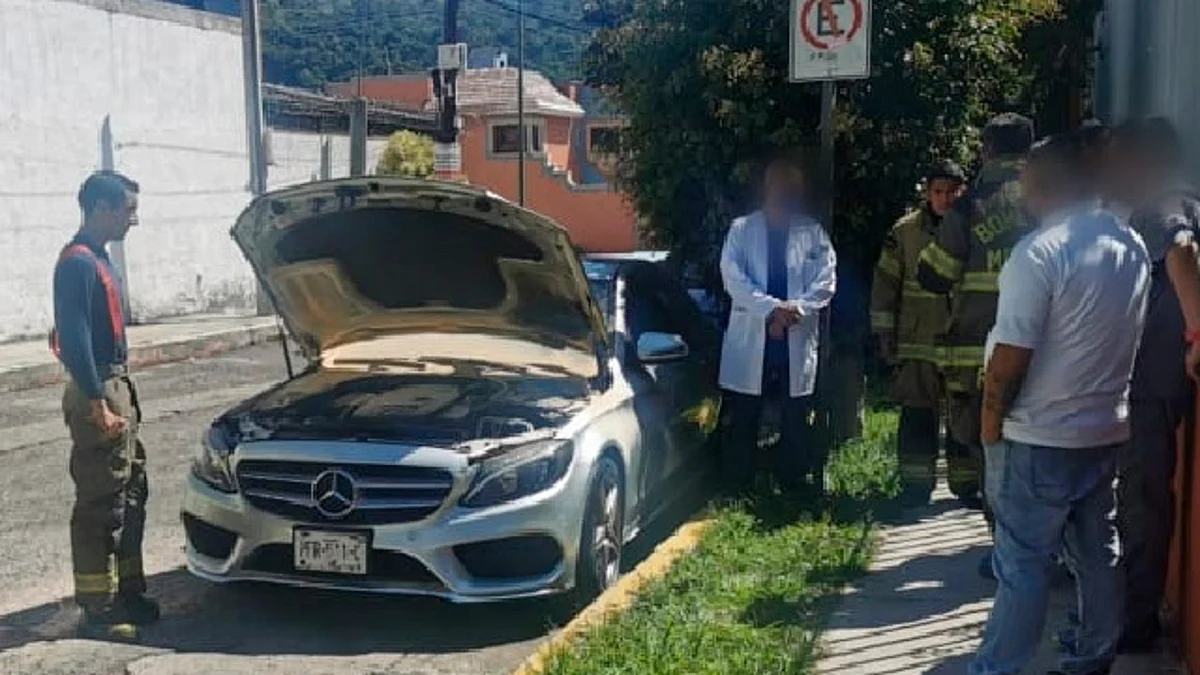 Se quema automóvil en la vía pública en Morelia