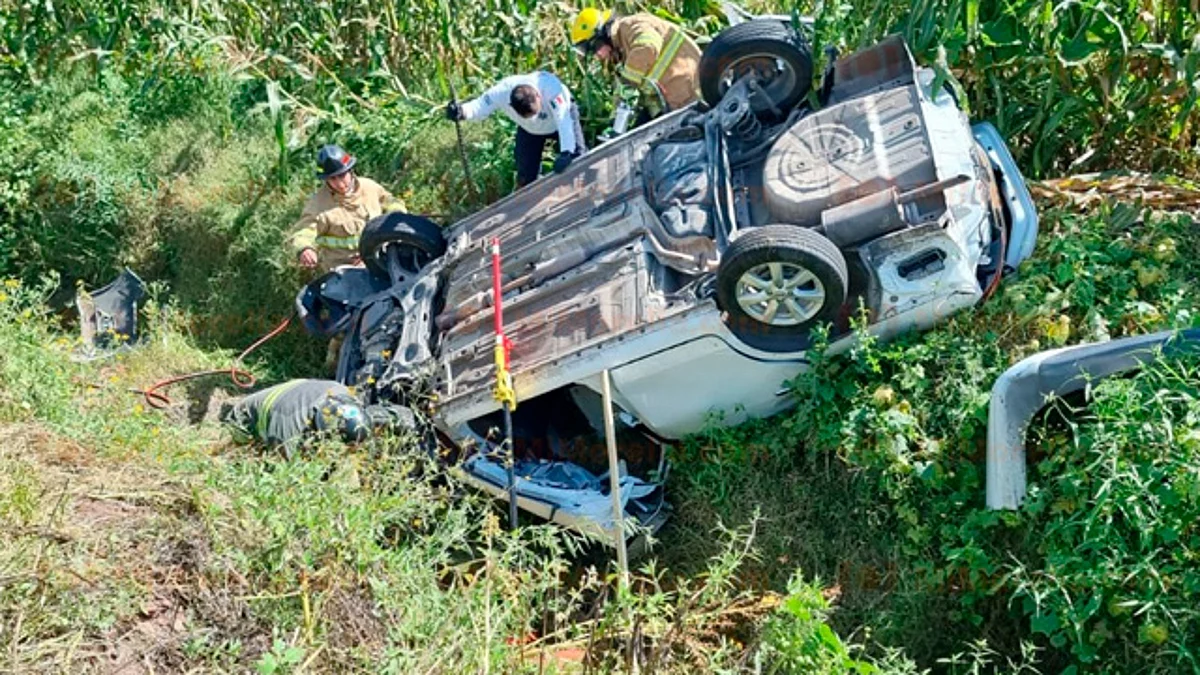 Rescatan a mujer que quedó prensada tras volcadura, en Ecuandureo