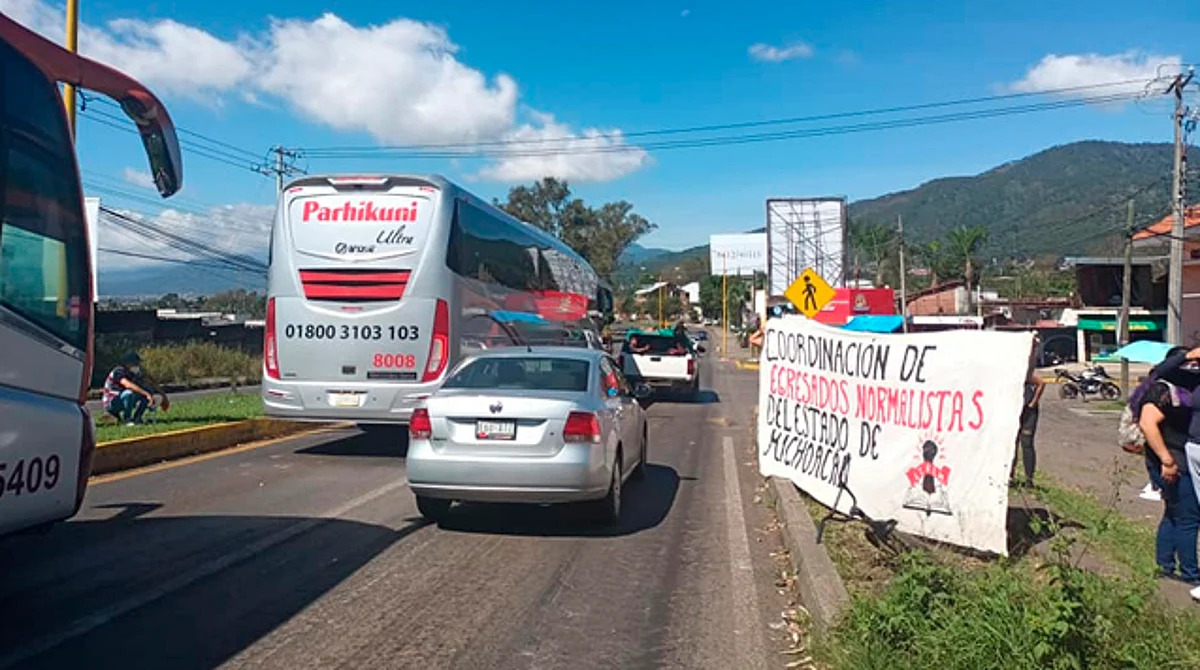 Este día, el 87 de movilizaciones de normalistas en Michoacán