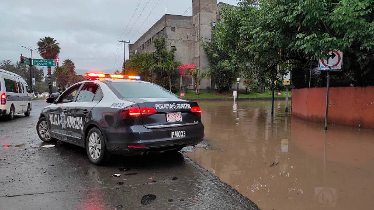 Morelia, con cierres viales por encharcamientos; se desborda río