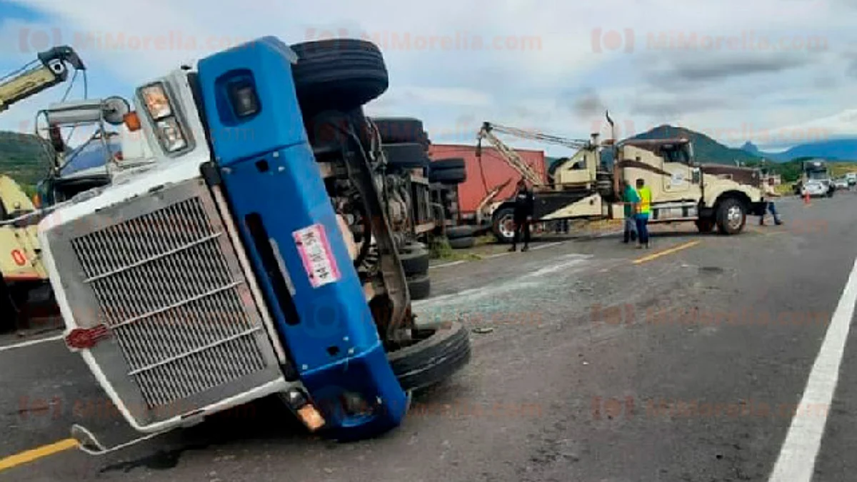 Se vuelca tractocamión en la autopista Siglo XXI