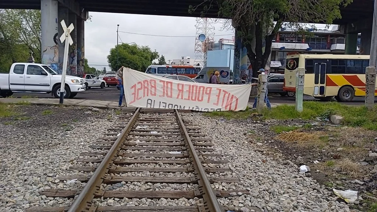 Poder de Base bloquea vías del tren en Morelia