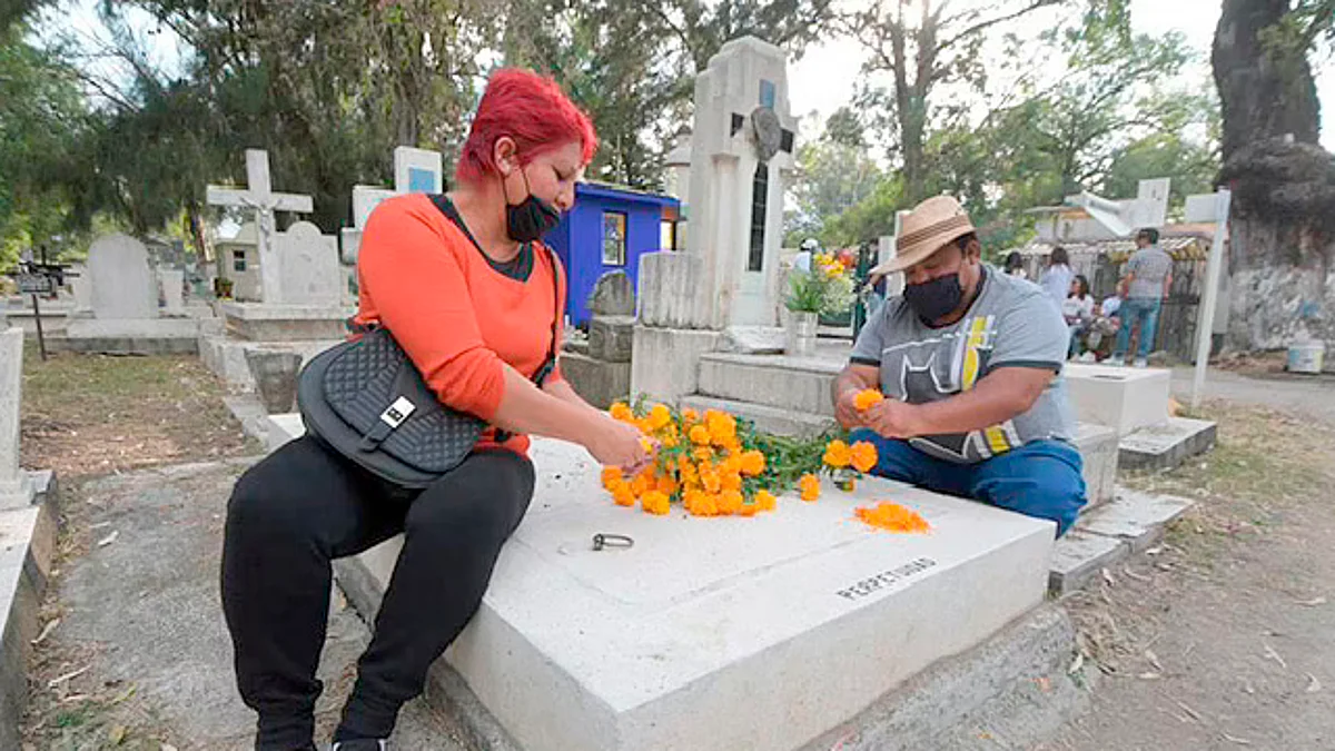 Autoridades de Michoacán evaluarán si panteones abren en Noche de Muertos