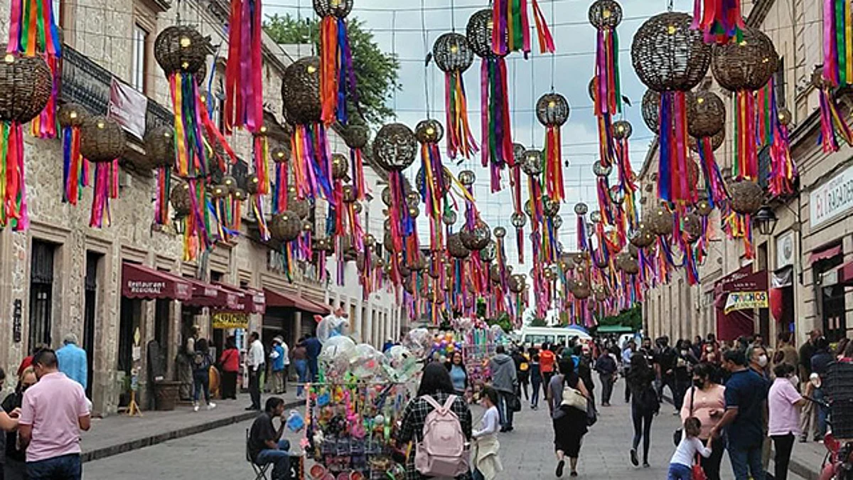 Adornan Morelia para recibir turistas en Día de Muertos