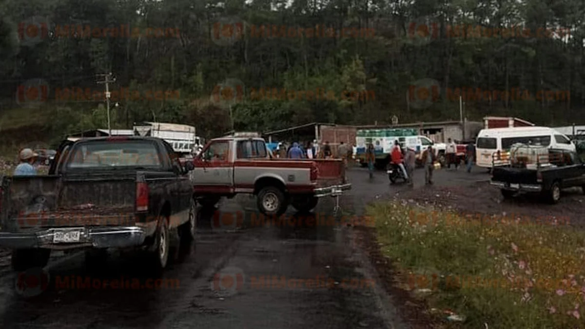 Bloquean carretera en Uruapan por desaparición de taxista