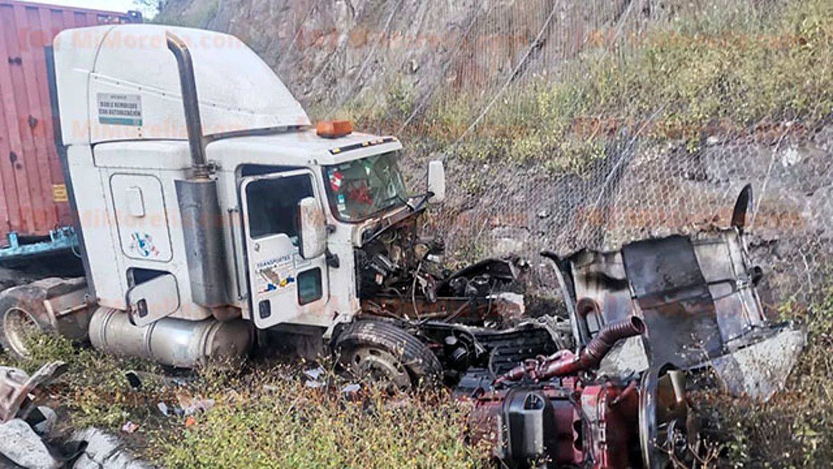 Tráiler se sale de la carretera y queda destrozado, en Michoacán