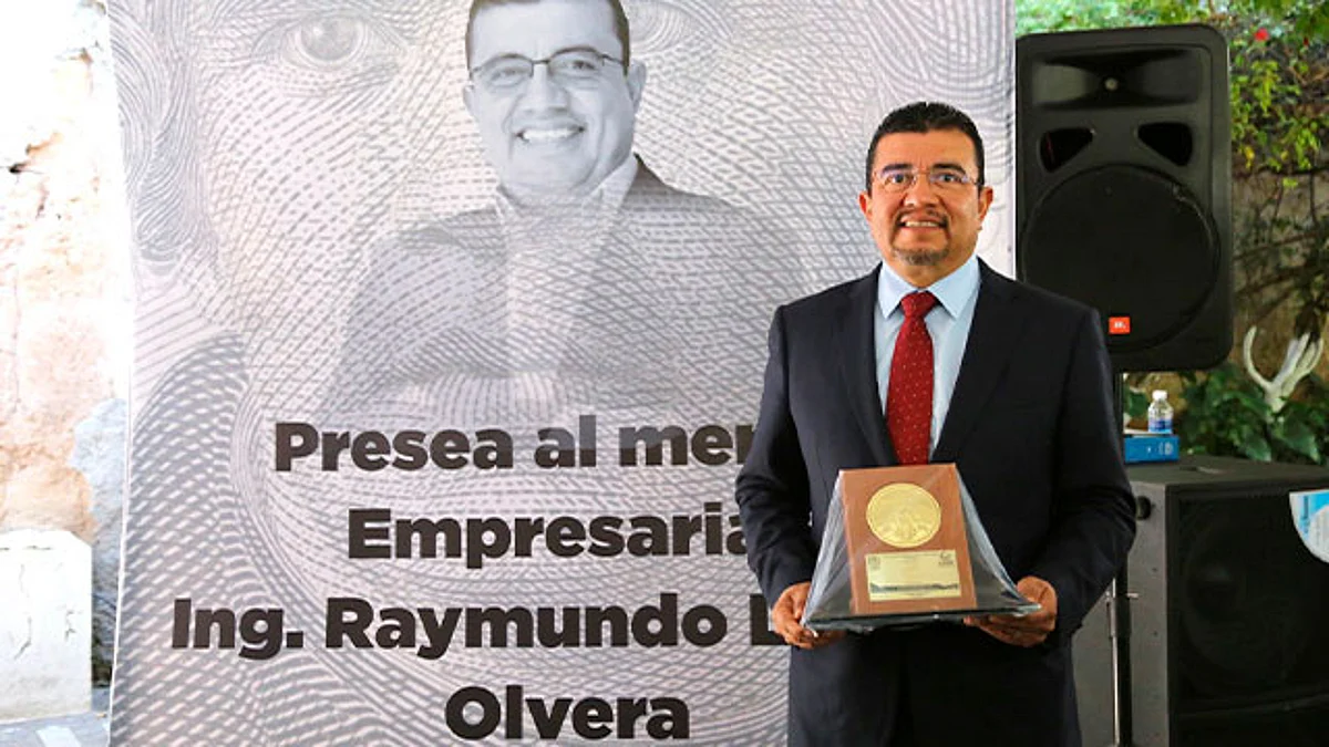 Recibe Raymundo López Olvera “Presea Hidalgo y Morelos” en su edición 2021