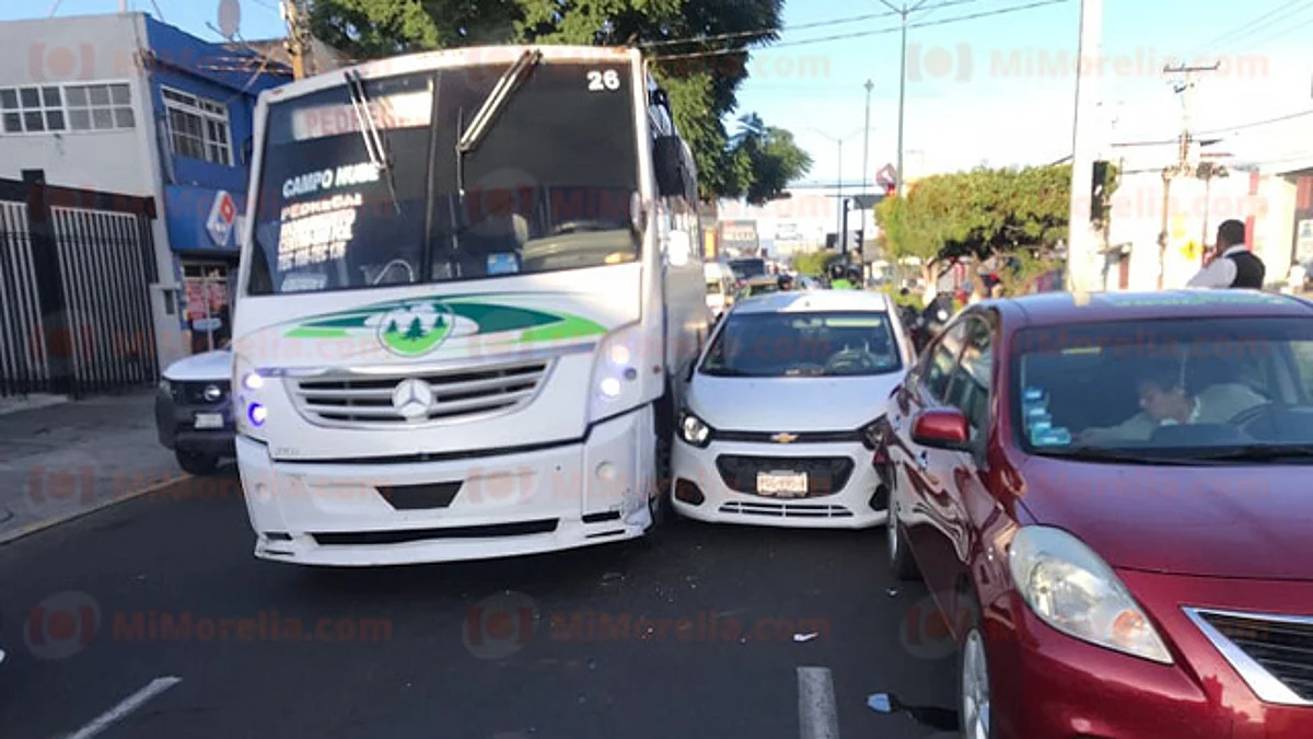 Camión de pasajeros y autos protagonizan choque en avenida Madero, en Morelia