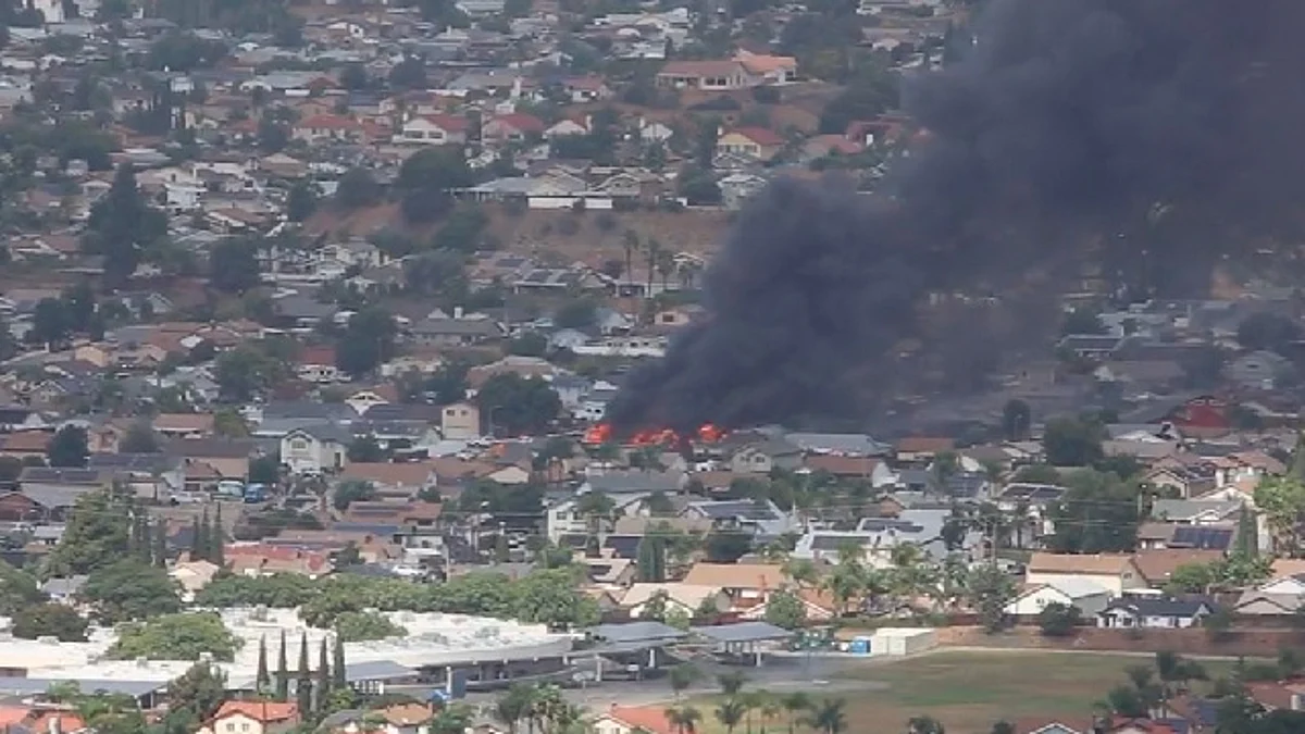 Avioneta se estrella y destruye tres casas en Estados Unidos