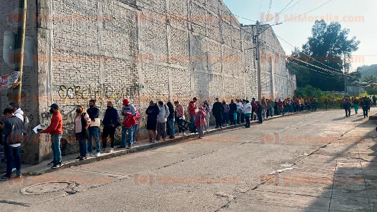 Vacunación para rezagados, con larga fila en el Poliforum de Morelia