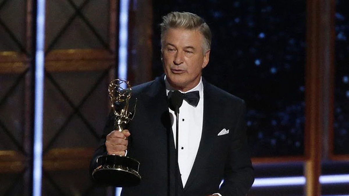Actor Alec Baldwin dispara pistola de utilería y mata a una mujer en filmación
