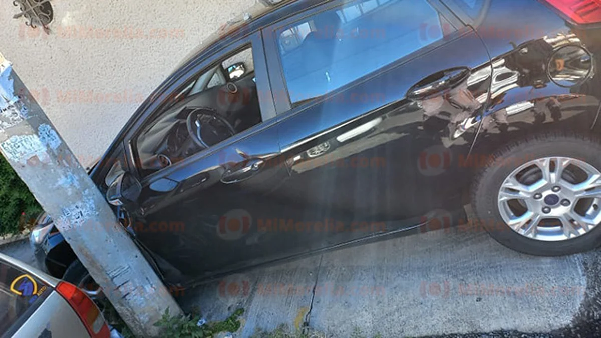 Auto choca contra poste en la colonia Nueva Chapultepec, en Morelia