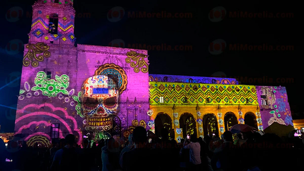 Cantera rosa de Morelia se ilumina con videomapping de Noche de Muertos