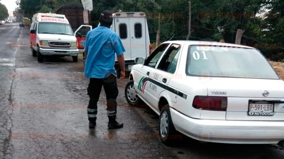 Hallan 2 hombres ejecutados dentro de taxis en Zitácuaro