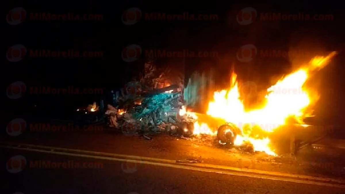 Choque entre tráiler y otro vehículo cobra víctimas mortales en Arteaga