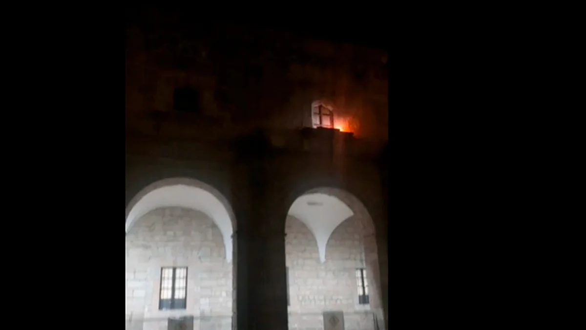 Reportan explosiones de cables afuera de la Casa de las Artesanías