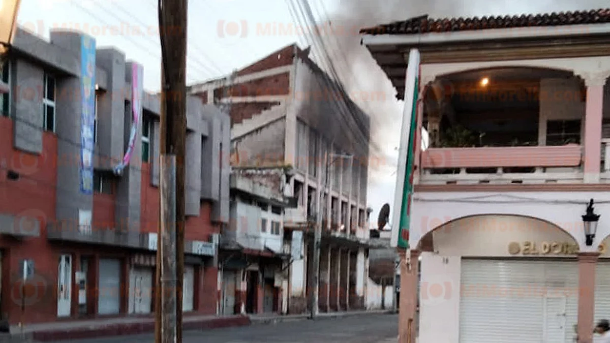 Se incendia antiguo cine en Apatzingán; se presume fue provocado