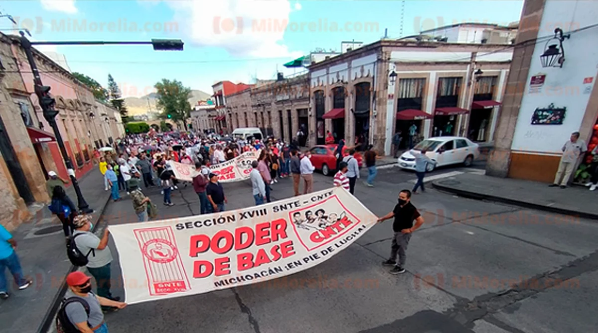 Fiesta del FICM contrasta con marcha de profesores que exigen su pago