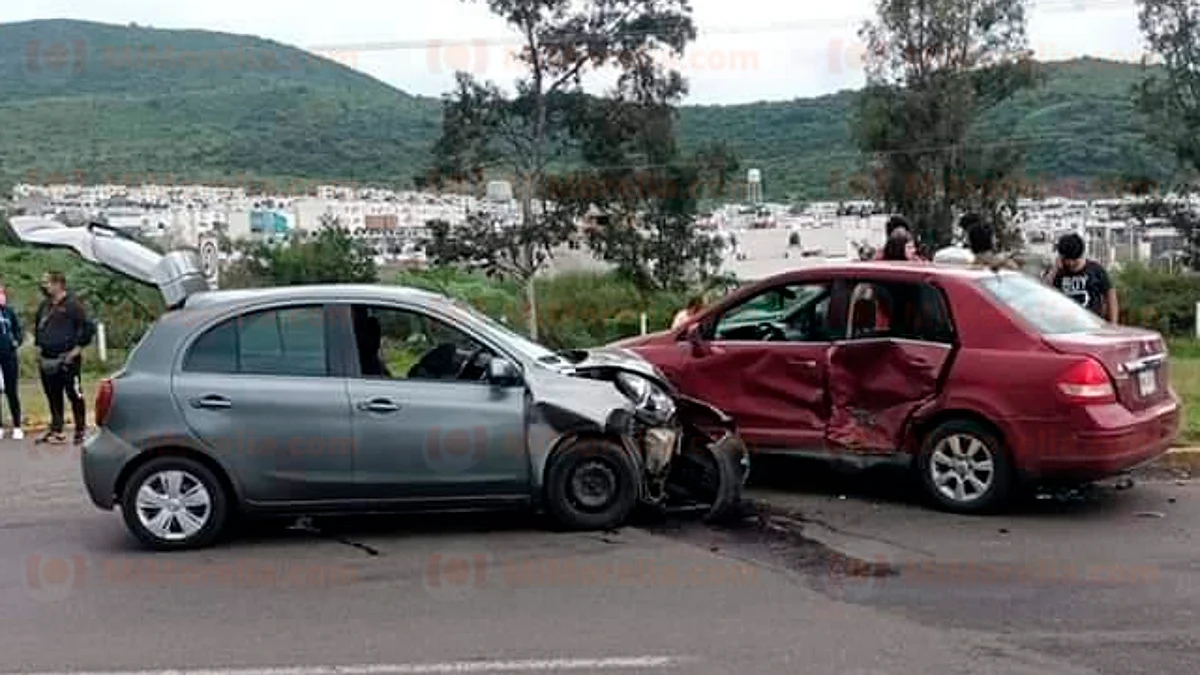 Choque entre dos vehículos deja 5 heridos sobre la Morelia-Quiroga