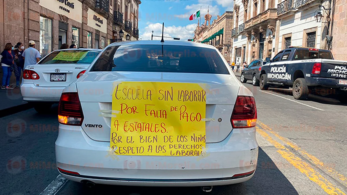 Con caravana motorizada profesores exigen pago de quincenas, en Morelia