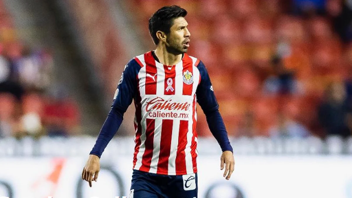 Chivas hace oficial salida de Oribe Peralta