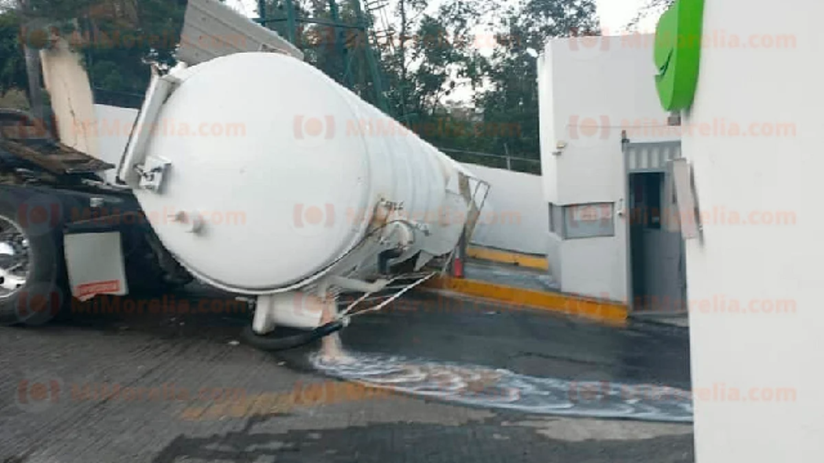 Vuelca pipa con combustible al sur de Morelia