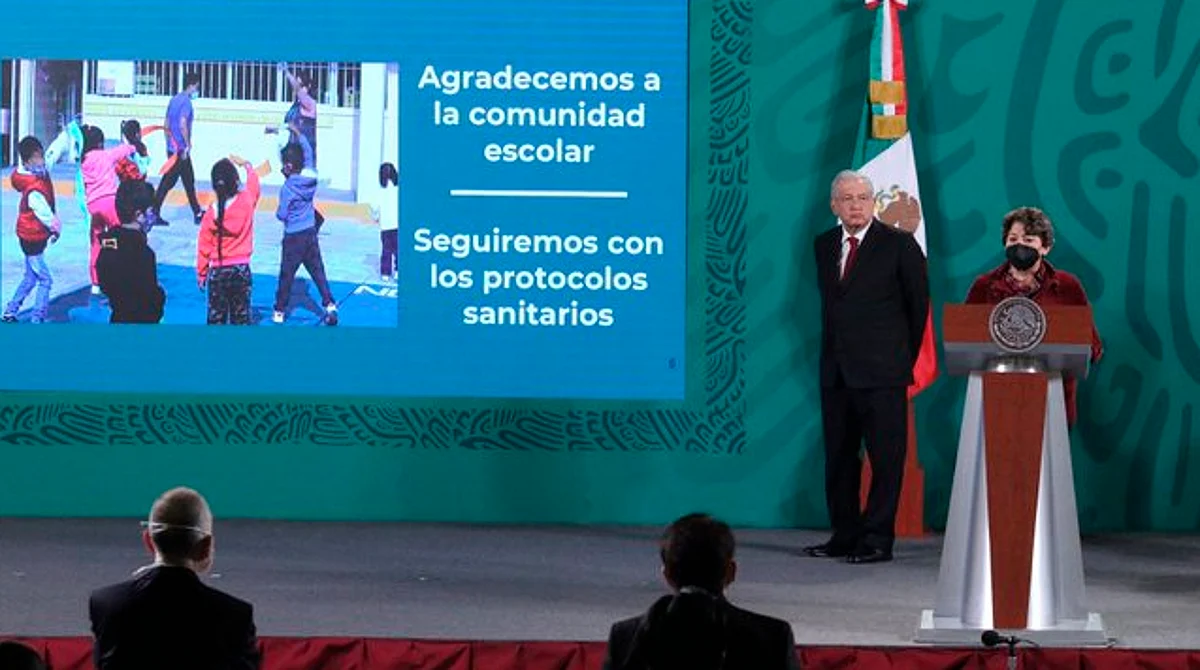 AMLO da “tercera llamada” para regreso a clases presenciales en México