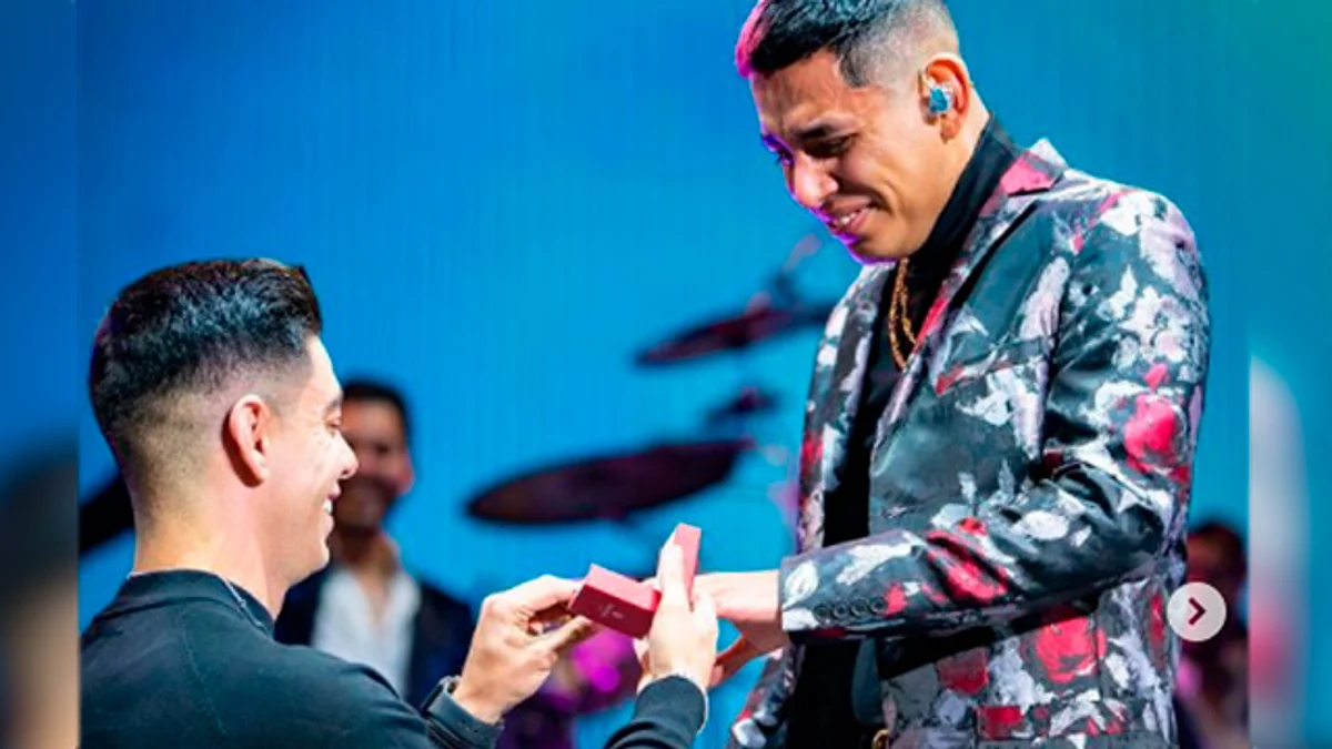 Novio de Jhonny Caz, de Grupo Firme, le pide matrimonio en el escenario
