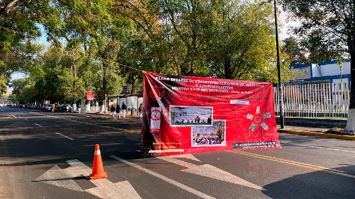 Maestros de Poder de Base bloquean avenida Ventura Puente, en Morelia