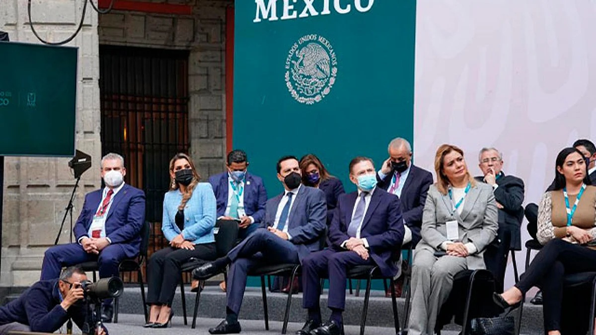 Asiste Bedolla al informe de actividades de Zoé Robledo, director del IMSS