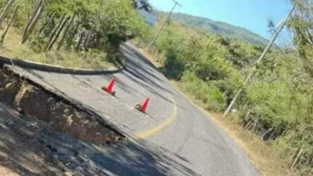 Abren camino Coalcomán-Colima