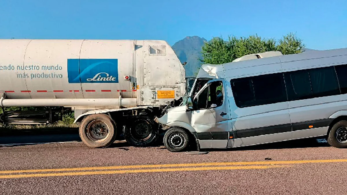 Chocan camioneta de pasajeros y pipa en la Siglo XXI; hay 6 heridos