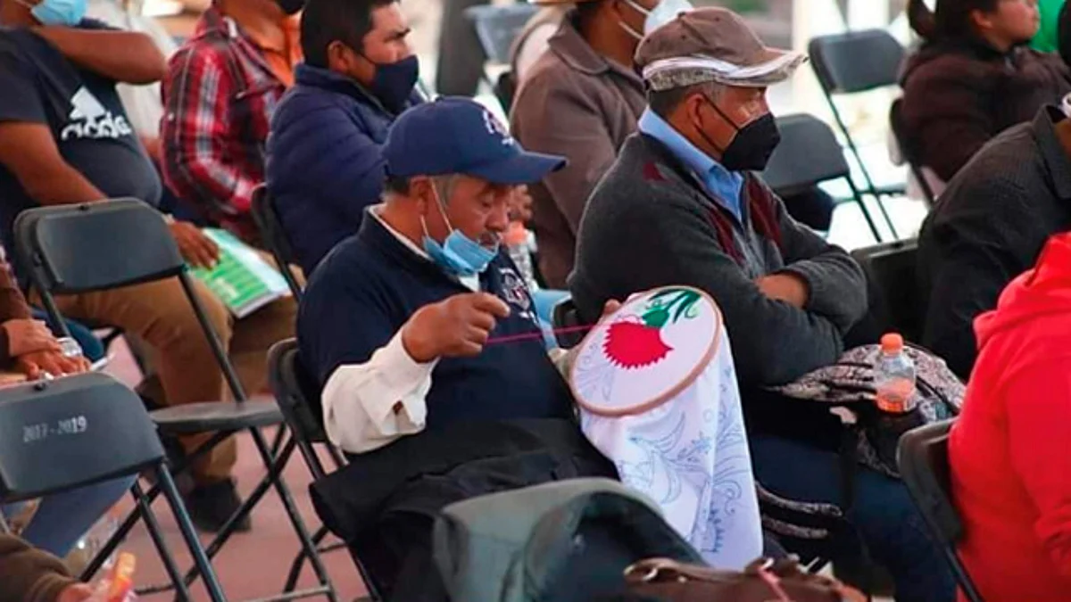 Señor se viraliza al hacer bordado mientras espera