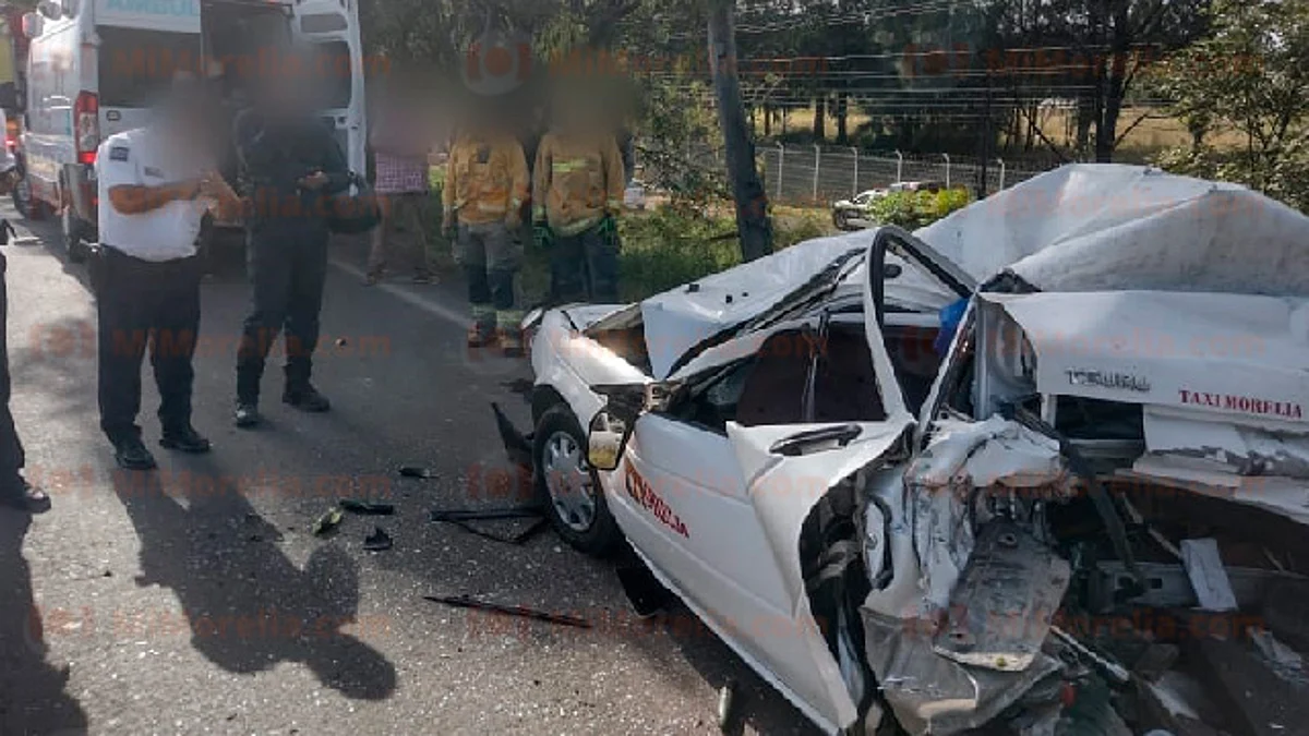 Uno de los automotores involucrados es un Nissan Tsuru, con rótulos de Taxi Morelia