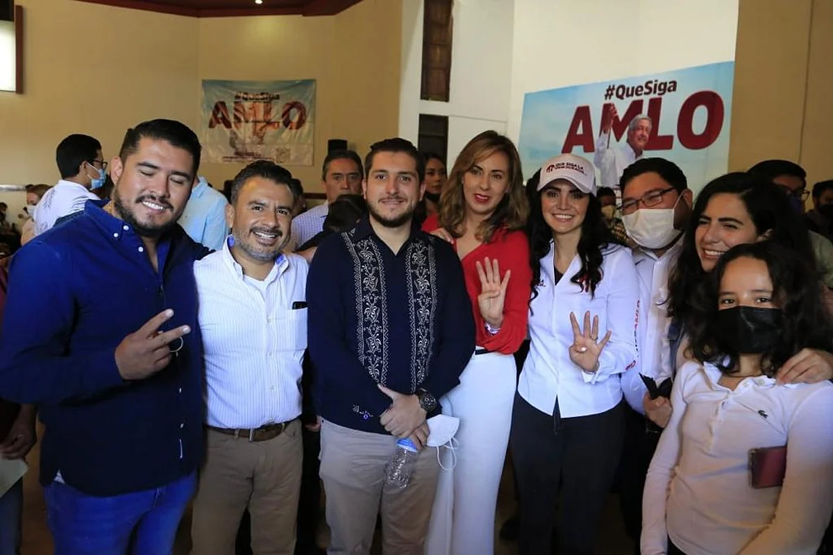 Fidel Calderón Torreblanca firma solicitud al INE para consulta popular