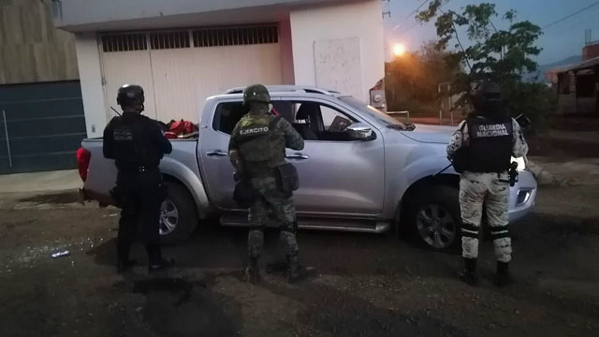 Tras persecución, SSP recupera vehículos robados en Tangancícuaro