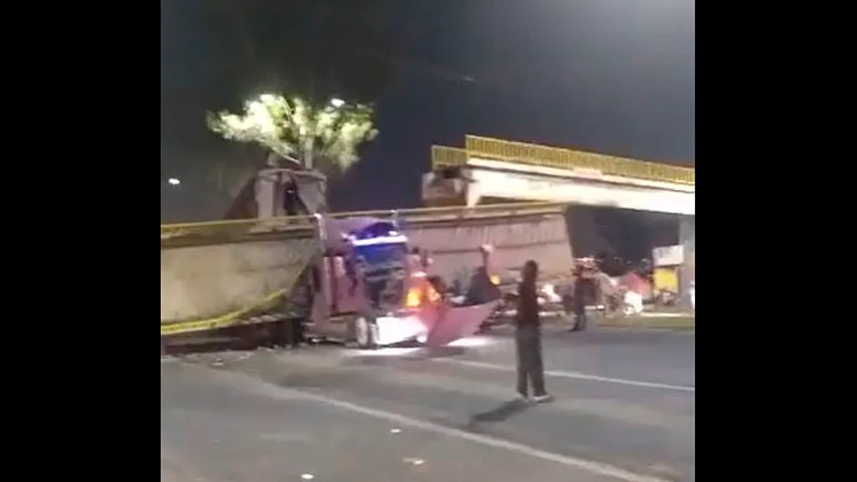 Cae tramo de puente peatonal sobre la México-Texcoco