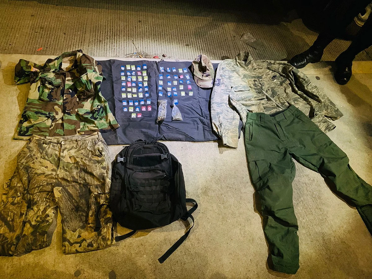 Detienen a 4 con droga y 2 uniformes camuflados en Tangamandapio