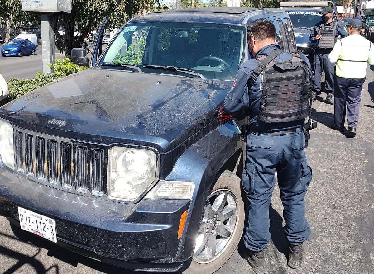 Detienen en Morelia a conductora de vehículo con reporte de robo