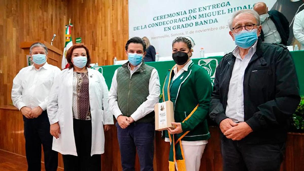 Reconocen con la Condecoración Miguel Hidalgo Grado Banda a trabajadores del IMSS