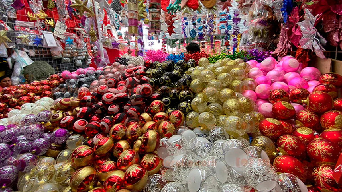 Desde 100 pesos, los pinos navideños en mercados de Morelia; ya venden de todo