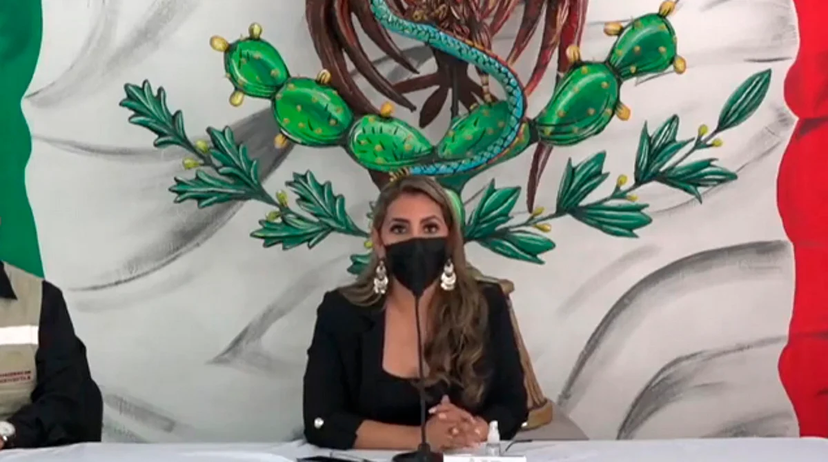 Evelyn Salgado profana los Símbolos Patrios