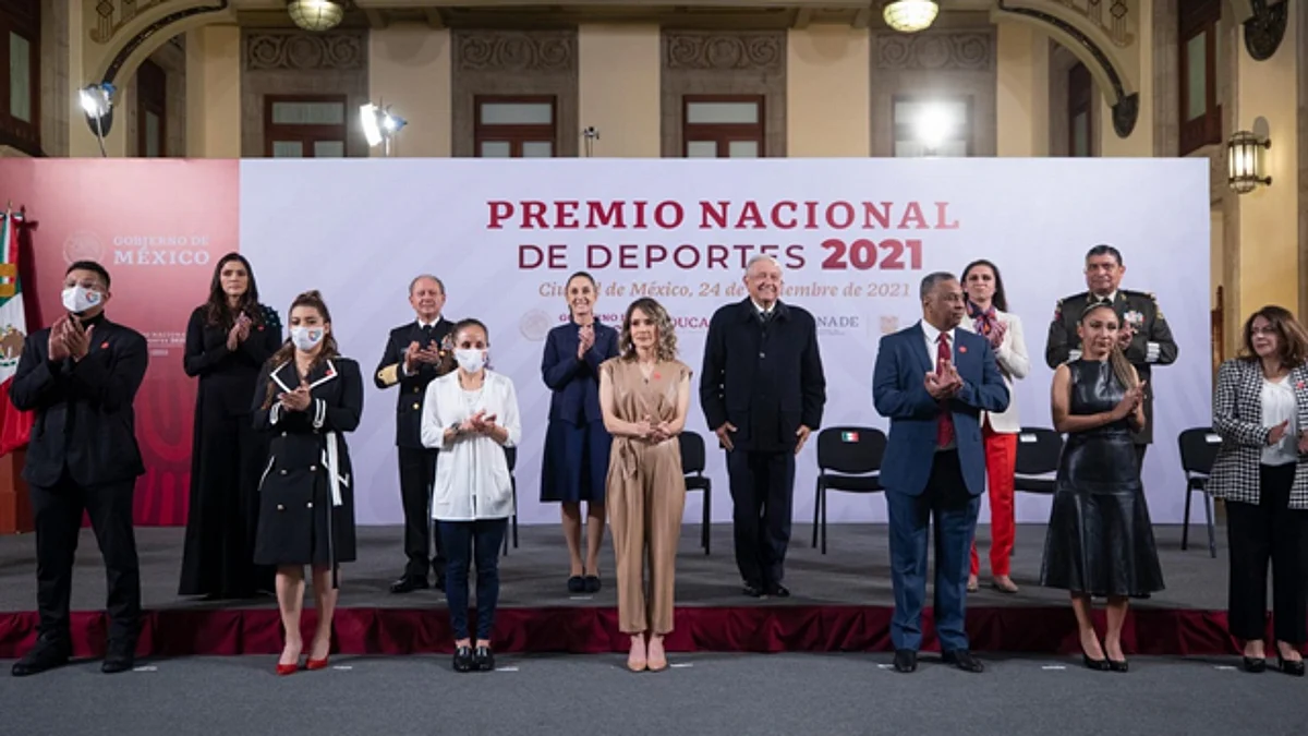 AMLO reconoce a deportistas y promete mantener entrega becas