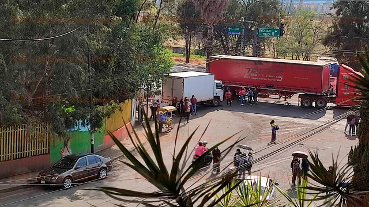 Normalistas bloquean a la altura del Libramiento y Siervo de la Nación