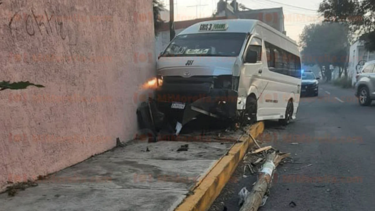 Chocan vehículo particular y combi al oriente de Morelia